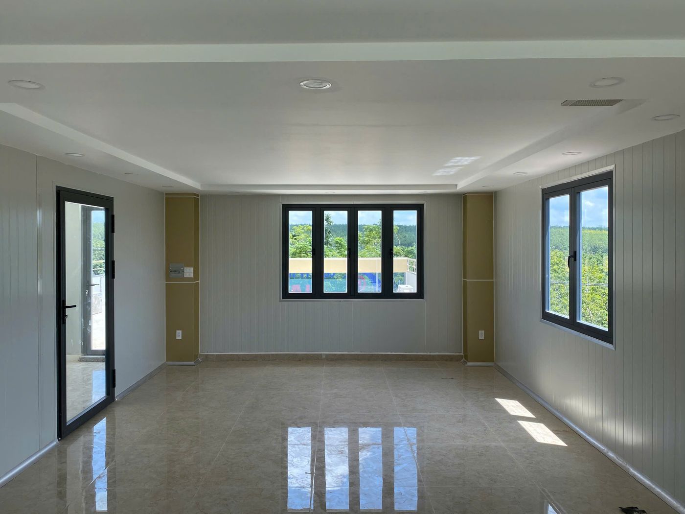 Phòng vách Panel hoàn thiện, cửa sổ nhôm kính và trần đèn âm