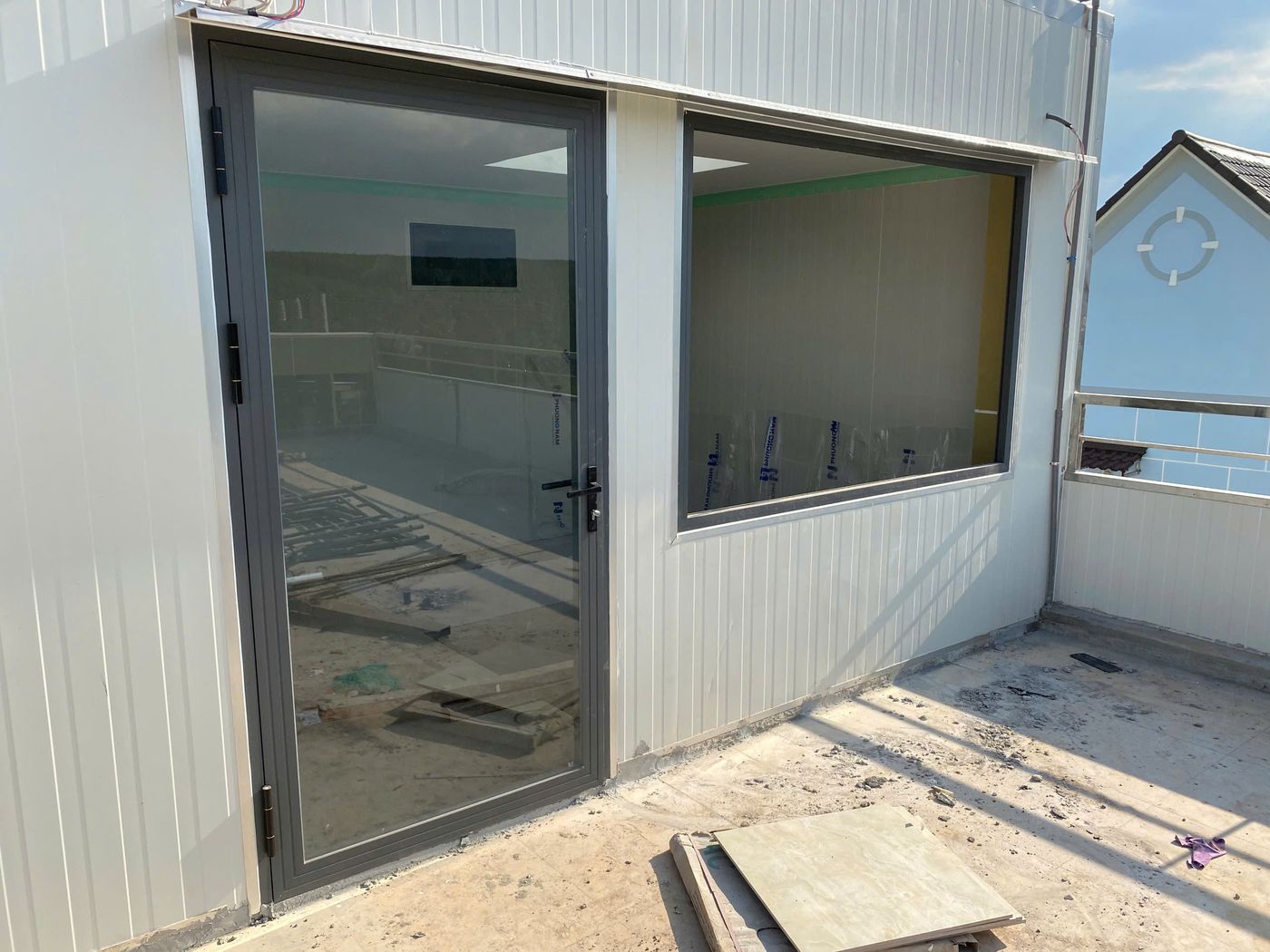 Phòng Panel trên sân thượng với cửa đi và ô kính lớn