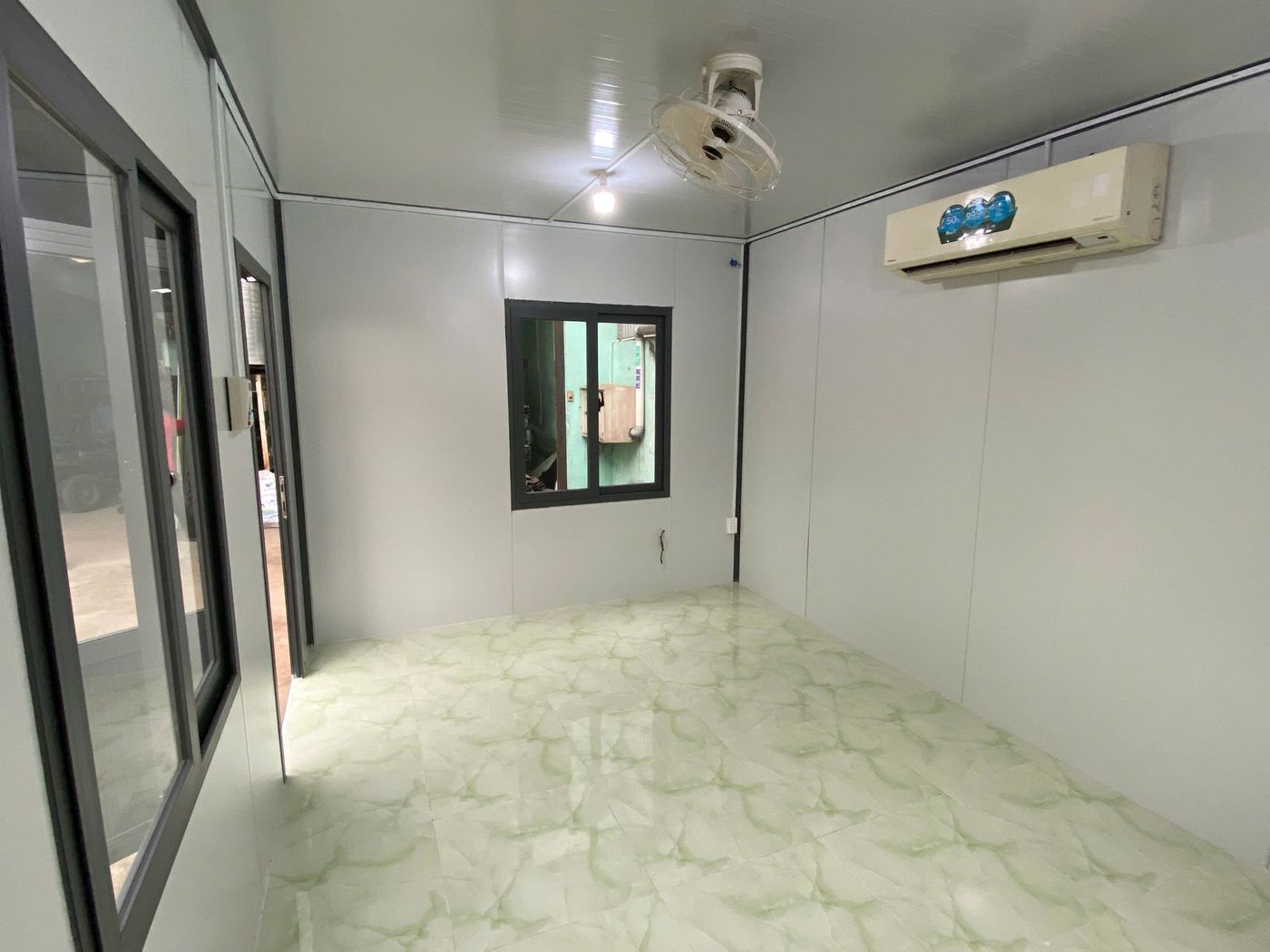 Phòng nhỏ vách và trần Panel, cửa sổ lùa, máy lạnh