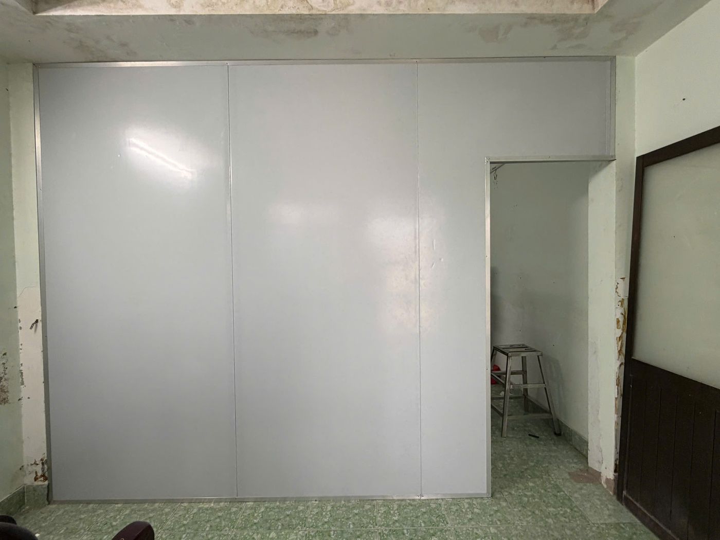 Vách ngăn Panel trong nhà cũ có ô cửa đi