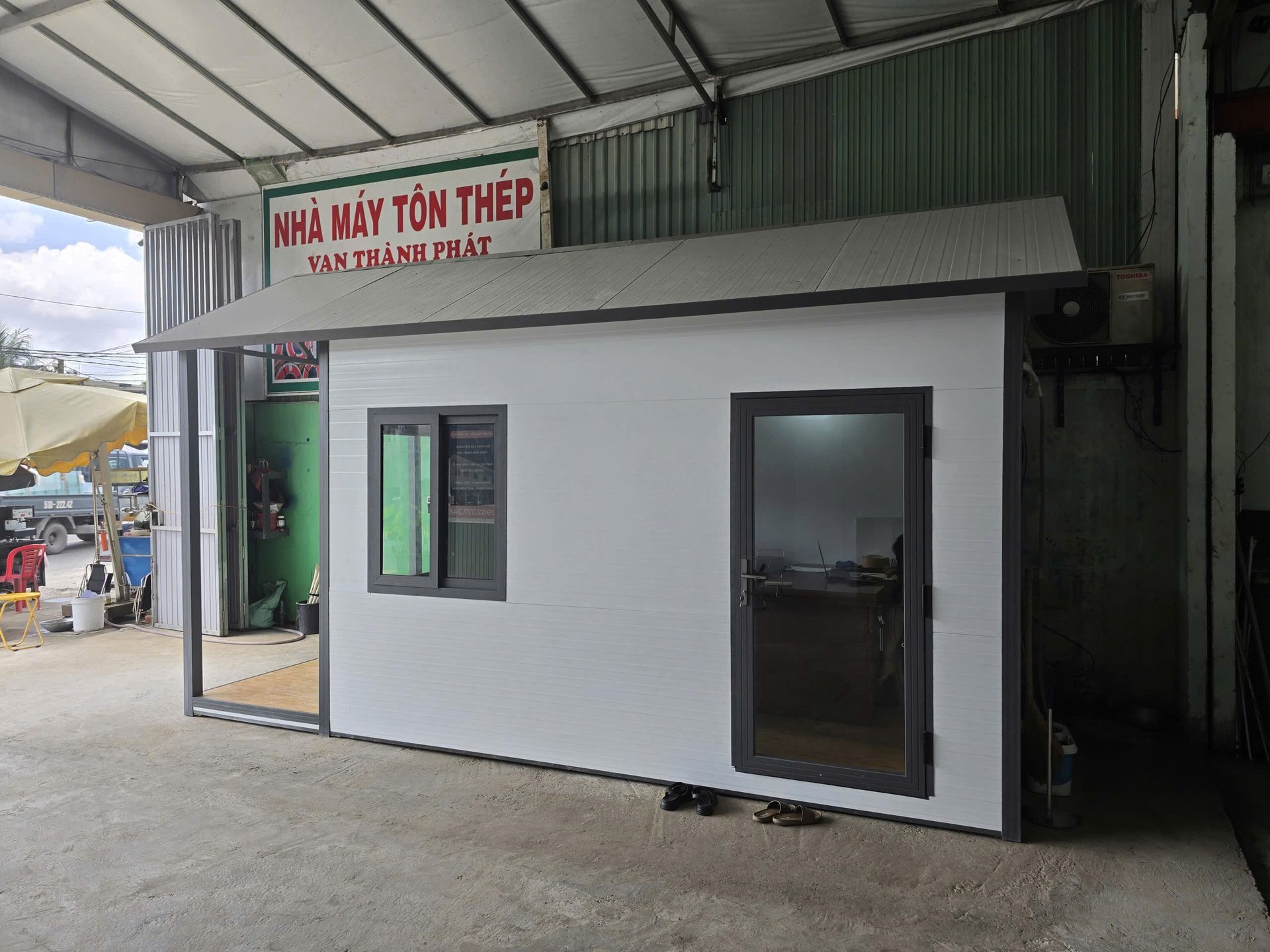Nhà Panel lắp ghép mái tôn, cửa nhôm kính tại xưởng Vạn Thành Phát