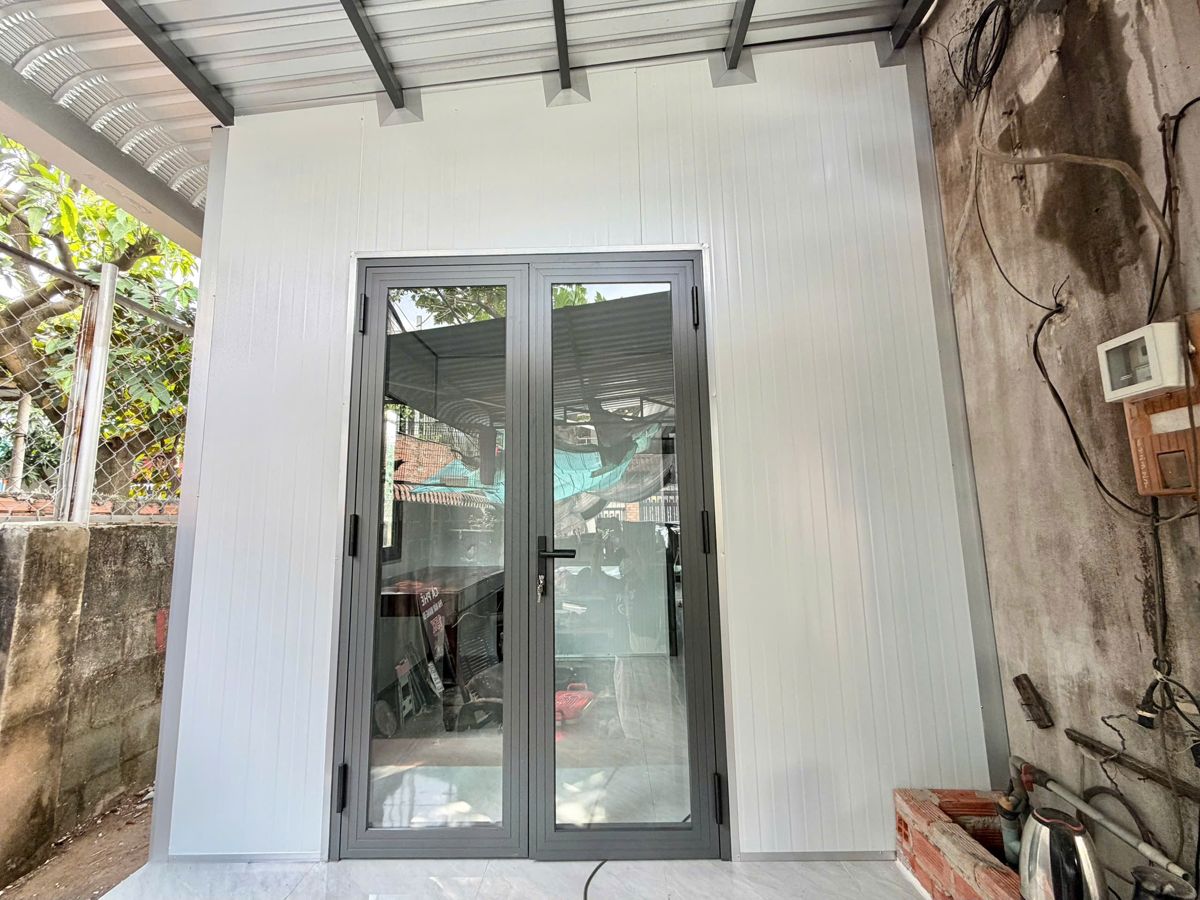 Mặt tiền nhà ở Panel với cửa đi nhôm kính 2 cánh