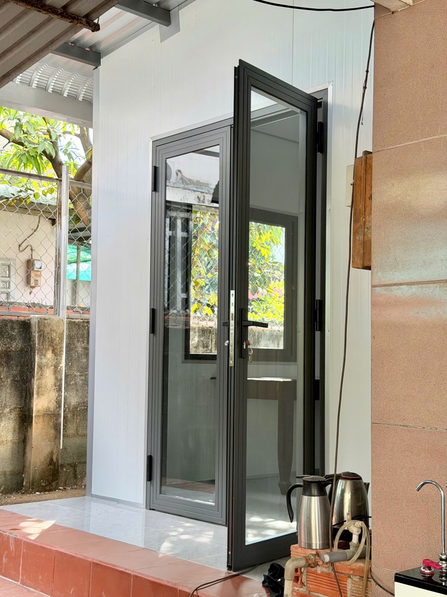 Cửa đi nhôm kính mở ra sân