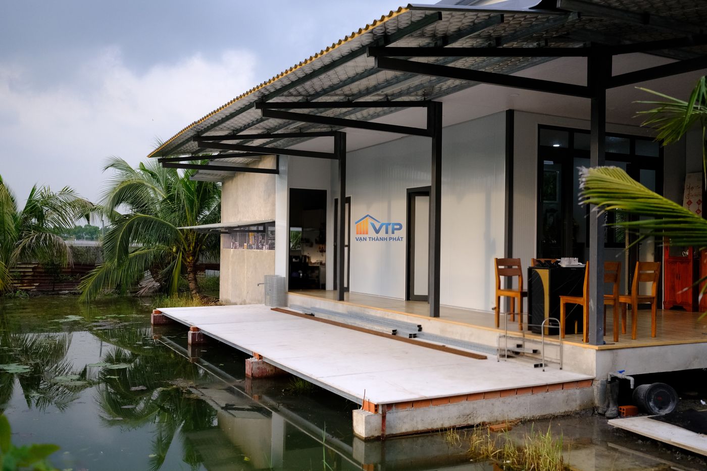 Nhà thủy tạ lắp ghép Panel bên hồ, mái tole khung thép