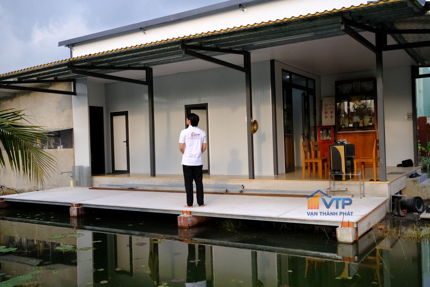 Hiên nhà thủy tạ nhìn ra hồ