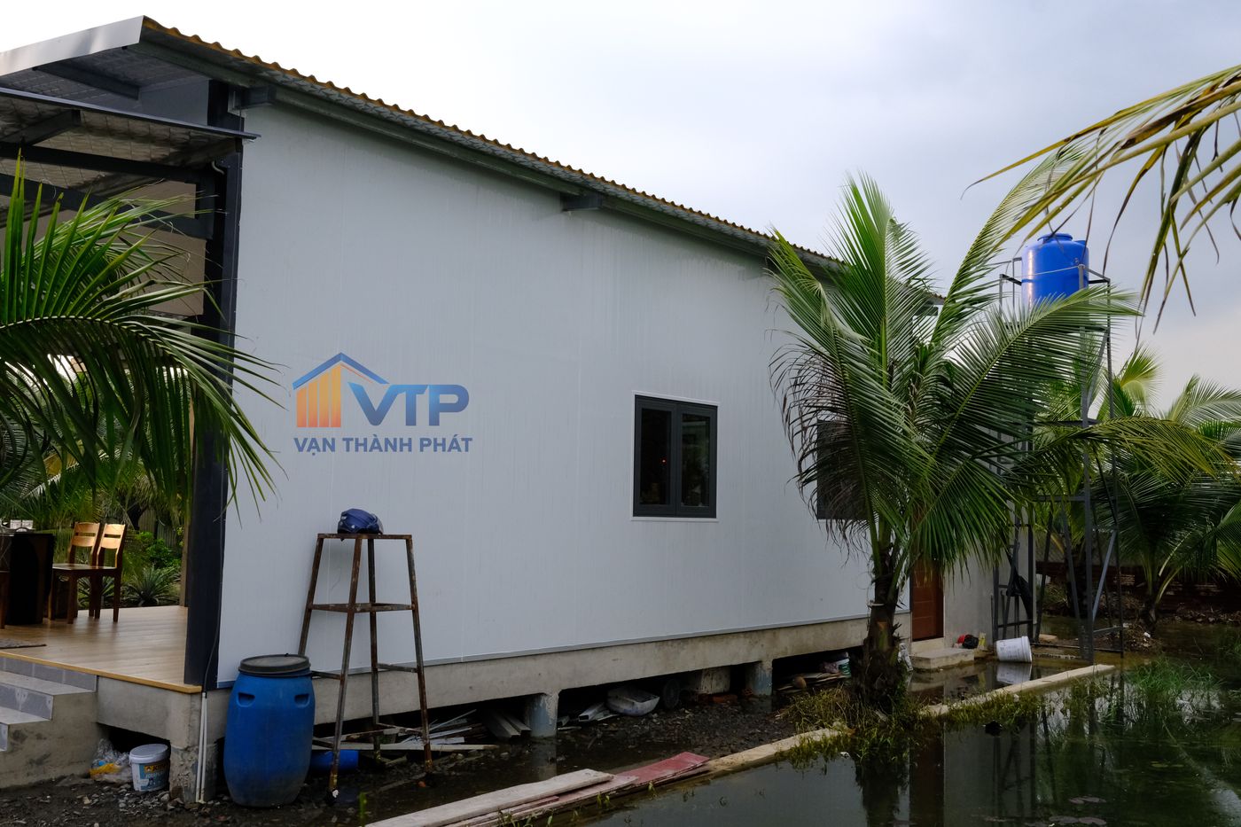 Hông nhà vách Panel bên hồ